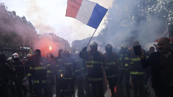 Марш профсоюза спасателей во время первомайской демонстрации в Париже - اسپوتنیک ایران  