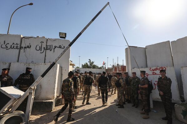 پس از اینکه حامیان مقتدی صدر، رهبر مسلمان شیعه مقتدی صدر، در 29 ژوئن 2023 به دلیل آتش زدن قرآن توسط یک عراقی مقیم سوئد، برای مدت کوتاهی به ساختمان حمله کردند، نیروهای امنیتی عراق در مقابل سفارت سوئد در بغداد به نگهبانی پرداختند. - اسپوتنیک ایران  