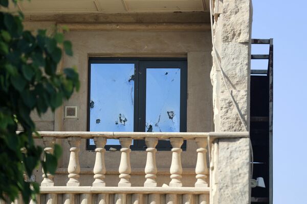 پس از آن که حامیان مقتدی صدر، رهبر مسلمانان شیعه مقتدی صدر به دلیل سوزاندن قرآن توسط یک عراقی ساکن سوئد در 29 ژوئن 2023، برای مدت کوتاهی به ساختمان حمله کردند، پنجره سفارت سوئد در بغداد آسیب دید. - اسپوتنیک ایران  