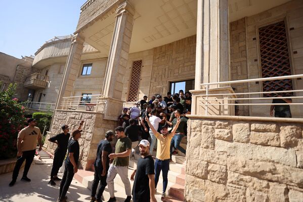 حامیان مقتدی صدر، رهبر مسلمانان شیعه، پس از آنکه در 29 ژوئن 2023 به دلیل آتش زدن قرآن توسط یک عراقی مقیم سوئد، برای مدت کوتاهی به ساختمان سفارت سوئد در بغداد حمله کرده و به  تظاهرات پرداختند. - اسپوتنیک ایران  