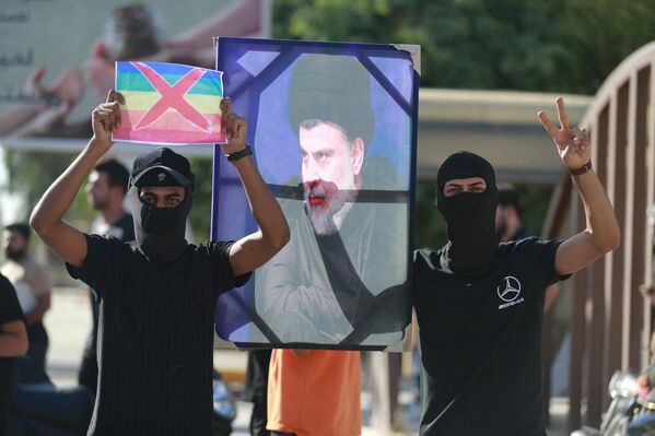 حامیان مقتدی صدر، رهبر مسلمانان شیعه، پس از آنکه در 29 ژوئن 2023 به دلیل آتش زدن قرآن توسط یک عراقی مقیم سوئد، برای مدت کوتاهی به ساختمان سفارت سوئد در بغداد حمله کرده و به  تظاهرات پرداختند. - اسپوتنیک ایران  