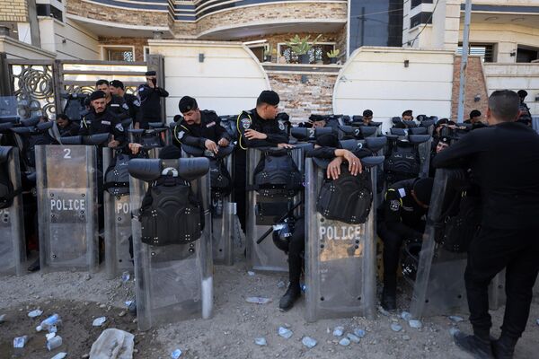 پس از اینکه معترضان بنا به گزارش ها به دلیل آتش زدن قرآن توسط یک عراقی ساکن سوئد در 29 ژوئن 2023 برای مدت کوتاهی وارد ساختمان سفارت سوئد در بغدادشدند، نیروهای امنیتی عراق از ورودی سفارت سوئد  محافظت می کنند. - اسپوتنیک ایران  