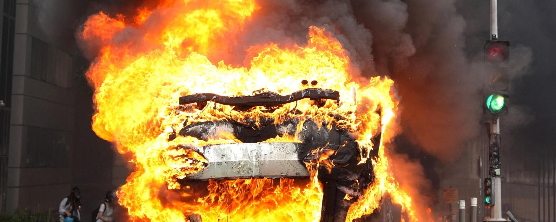 یک خودروی سوخته در جریان درگیری‌ها در پایان راهپیمایی یادبود راننده نوجوانی که به ضرب گلوله یک مامور پلیس در حومه پاریس به قتل رسید. - اسپوتنیک ایران  , 1920, 01.07.2023