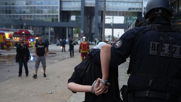 Полицейский арестовывает протестующего во время демонстрации в Нантере, Франция - اسپوتنیک ایران  