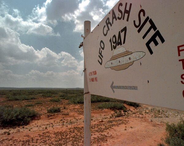 تابلویی مسافران را به شروع &quot;گردش‌های 1947 UFO Crash Site Tours&quot; در Roswell، N.M. در 10 ژوئن 1997 راهنمایی می‌کند. در رازول، مردم محلی دیگر در مورد اینکه آیا یک سفینه فضایی سقوط کرده است بحث نمی‌کنند. آنها در مورد آنکه در مزرعه چه کسی فرود آمده است بحث می کنند.  - اسپوتنیک ایران  