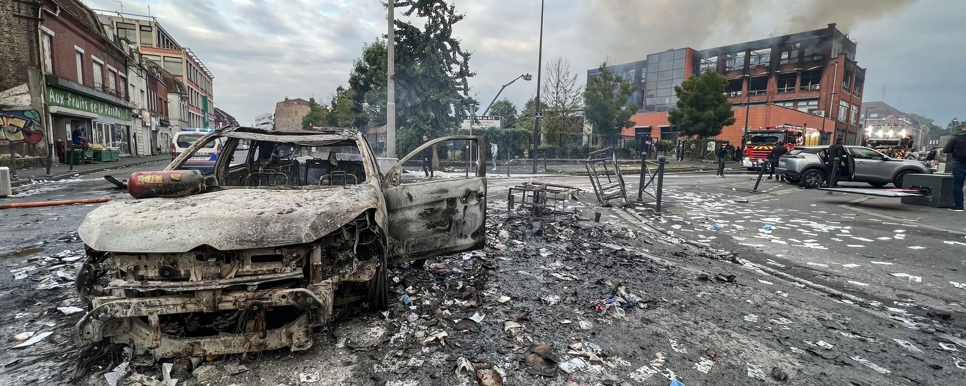 Сгоревший автомобиль и сгоревшее зданиние после протестов во французском городе Рубе - اسپوتنیک ایران  , 1920, 03.07.2023