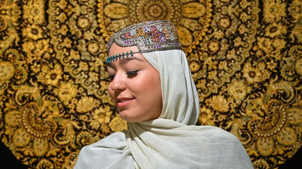 Девушка на одном из стендов на выставке иранского искусства в рамках проекта Обменные культурные мероприятия России и Ирана на ВДНХ - اسپوتنیک ایران  
