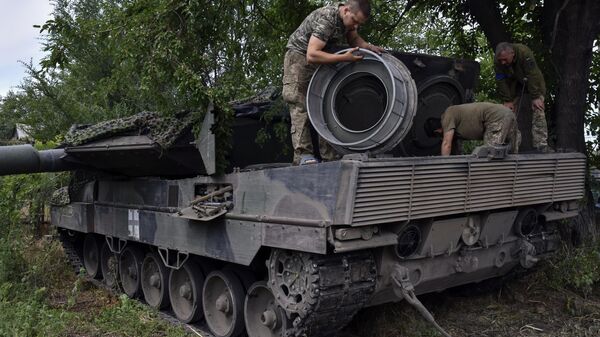 Украинские солдаты ремонтируют танк Леопард-2 в Запорожской области - اسپوتنیک ایران  