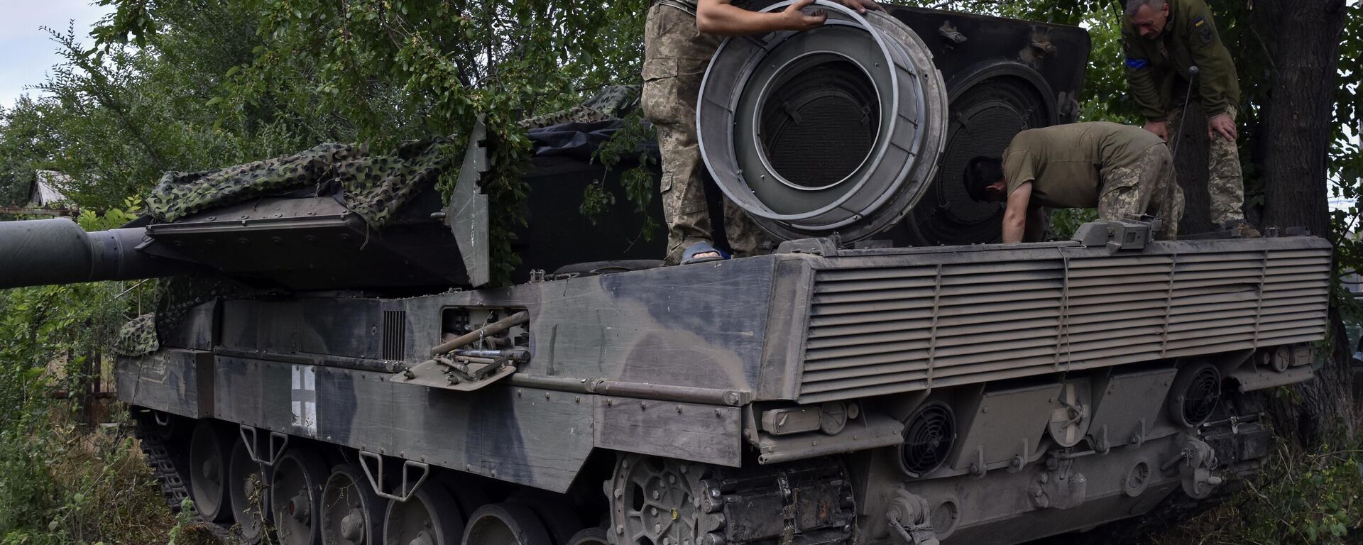 Украинские солдаты ремонтируют танк Леопард-2 в Запорожской области - اسپوتنیک ایران  , 1920, 23.07.2023