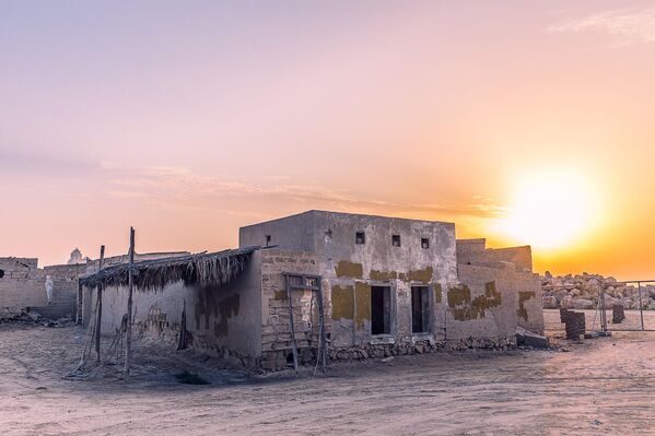 این خانه متروکه قدیمی در الجزیره الحمرا، یک &quot;شهر ارواح&quot; متروکه است که معماری حفظ شده بندر مروارید اوایل قرن بیستم در امارت راس الخیمه را نشان می دهد. - اسپوتنیک ایران  