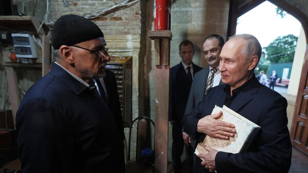 Президент РФ Владимир Путин во время посещения древнейшей в России мечети Джума-мечеть в ходе рабочей поездки в Дагестан - اسپوتنیک ایران  