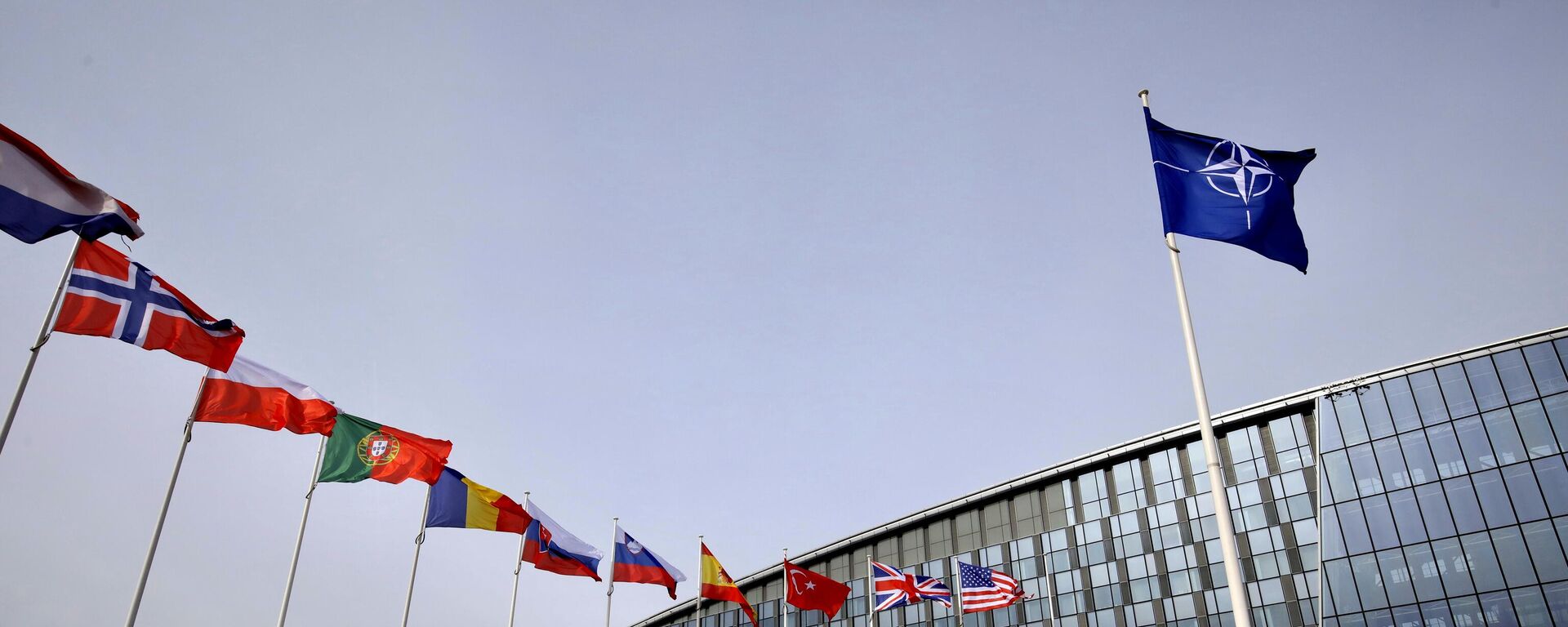 Флаги стран-членов НАТО у штаб-квартиры организации в Брюсселе  - اسپوتنیک ایران  , 1920, 01.10.2023