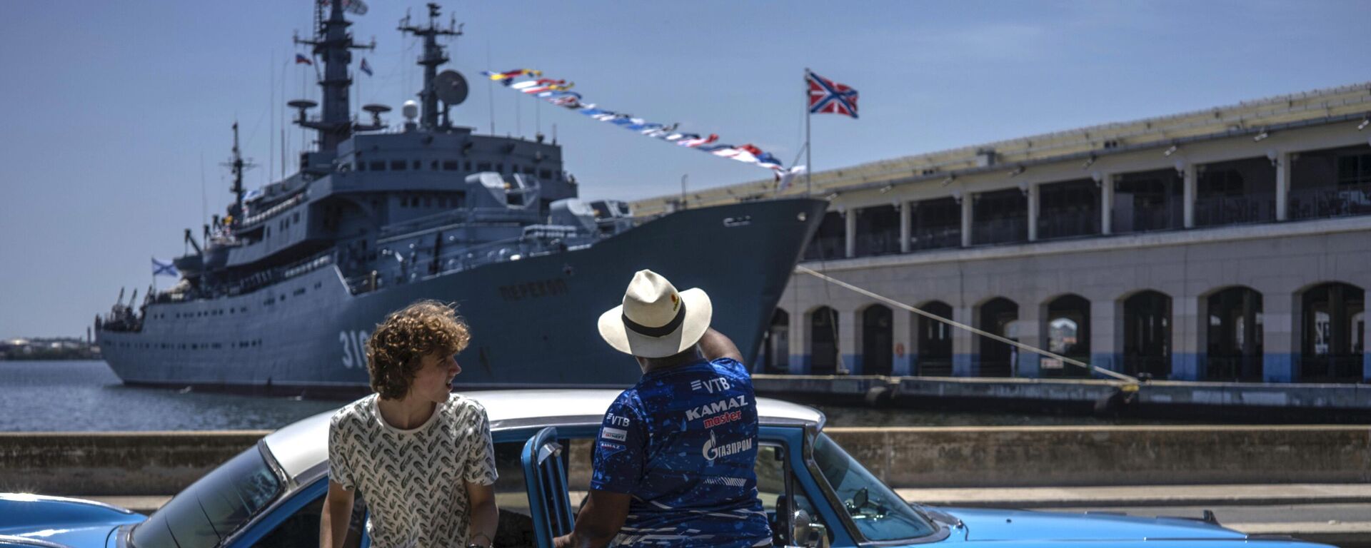 یک زن گردشگر از یک ماشین کلاسیک آمریکایی در مقابل ناو آموزشی نیروی دریایی روسیه پرکوپ در خلیج هاوانا، کوبا پیاده می شود - اسپوتنیک ایران  , 1920, 12.07.2023