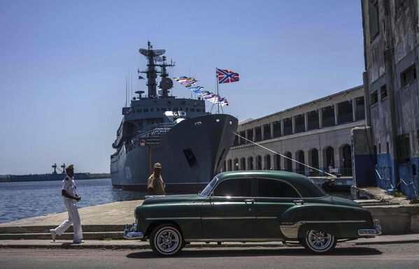 یک ملوان کوبایی سه شنبه 11 ژوئیه 2023 از کنار ناو آموزشی نیروی دریایی روسیه &quot;پرکوپ&quot; در خلیج هاوانا، کوبا، عبور می کند. - اسپوتنیک ایران  