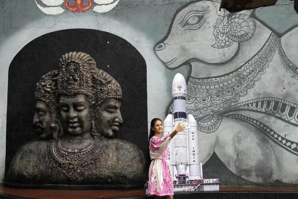 یک دختر با فضاپیمای هندی "چاندرایان ـ 3" (Chandrayaan-3)، که در زبان سانسکریت به معنای "سفینه ماه" است، جمعه 14 ژوئیه در داخل معبدی در بمبئی، هند عکس سلفی می گیرد. یک دختر با فضاپیمای هندی "چاندرایان ـ 3" (Chandrayaan-3)، که در زبان سانسکریت به معنای "سفینه ماه" است، جمعه 14 ژوئیه در داخل معبدی در بمبئی، هند عکس سلفی می گیرد. - اسپوتنیک ایران