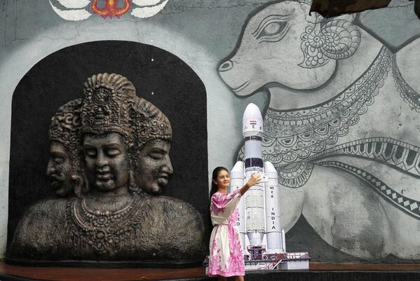 یک دختر با فضاپیمای هندی &quot;چاندرایان ـ 3&quot; (Chandrayaan-3)، که در زبان سانسکریت به معنای &quot;سفینه ماه&quot; است، جمعه 14 ژوئیه در داخل معبدی در بمبئی، هند عکس  سلفی می گیرد. - اسپوتنیک ایران  