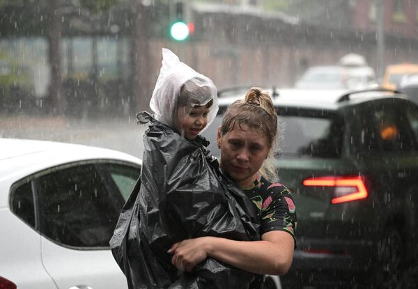 مادر و کودک در زیر باران تابستانی مسکو - اسپوتنیک ایران  