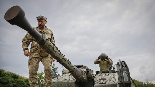 Украинские солдаты на шведском танке CV90 на своих позициях возле Бахмута - اسپوتنیک ایران  