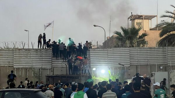 Протестующие во время беспорядков рядом с посольством Швеции в Багдаде - اسپوتنیک ایران  