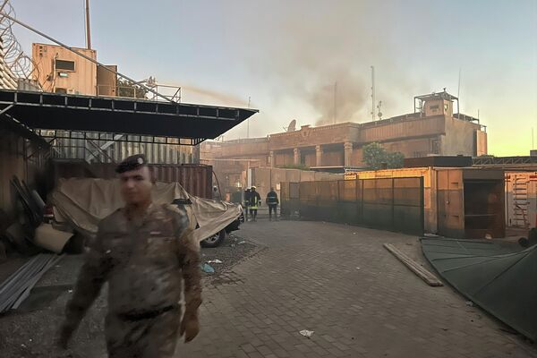 دود از ساختمانی در مجتمع سفارت سوئد در بغداد بلند می شود. - اسپوتنیک ایران  