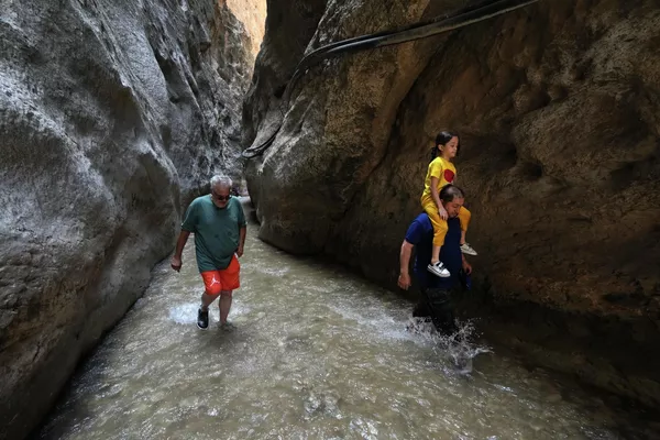 گردشگران تهرانی برای دوری از گرما در تنگه واشی در شمال تهران. ایران. گردشگران تهرانی برای دوری از گرما در تنگه واشی در شمال تهران. ایران. - اسپوتنیک ایران