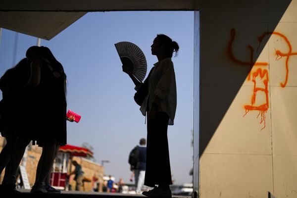 بادبزن شاید بتواند این زن را در ساعت فراغت از کار خنک کند.استانبول. ترکیه. بادبزن شاید بتواند این زن را در ساعت فراغت از کار خنک کند.استانبول. ترکیه. - اسپوتنیک ایران