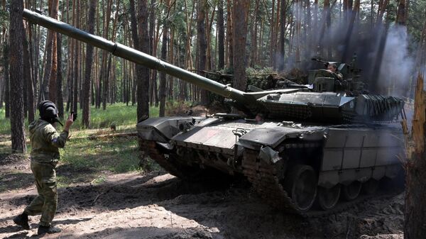 Танк Т-90М Прорыв подразделений ЦВО ВС РФ уходит на выполнение боевой задачи на Краснолиманском направлении в ЛНР - اسپوتنیک ایران  