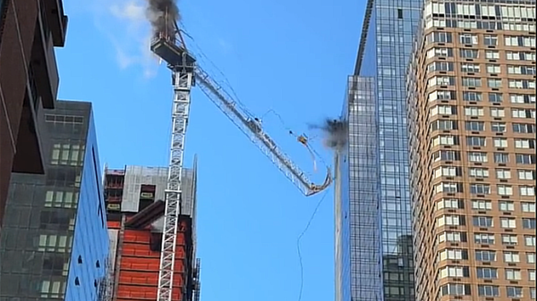 A construction crane collapses in Midtown Manhattan on July 26, 2023 - اسپوتنیک ایران  