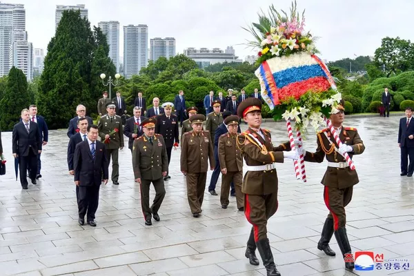 Возложение венка российской делегацией во главе с министром обороны РФ Сергеем Шойгу к Башне Освобождения, Пхеньян