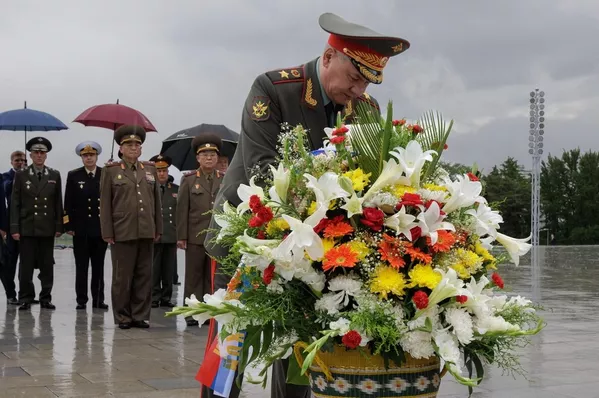 سرگی شویگو، وزیر دفاع روسیه، ژنرال ارتش، در مراسم گلریزان در بنای یادبود کیم ایل سونگ و کیم جونگ ایل در تپه مانسو در پیونگ یانگ. هرگونه استفاده تجاری و تبلیغاتی از این عکس غیر مجاز می باشد. سرگی شویگو، وزیر دفاع روسیه، ژنرال ارتش، در مراسم گلریزان در بنای یادبود کیم ایل سونگ و کیم جونگ ایل در تپه مانسو در پیونگ یانگ. هرگونه استفاده تجاری و تبلیغاتی از این عکس غیر مجاز می باشد. - اسپوتنیک ایران