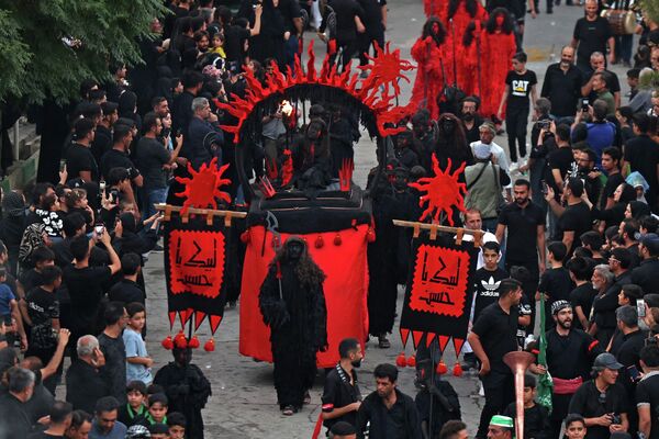 مسلمانان شیعه  در شهر نوش آباد، ایران در مراسم عزاداری شرکت کردند. 26 جولای 2023. - اسپوتنیک ایران  