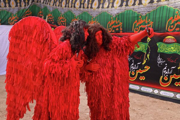 جوانان در مراسم سالانه تعزیه در شهر نوش آباد، ایران عکس می گیرند. 26 جولای 2023. - اسپوتنیک ایران  