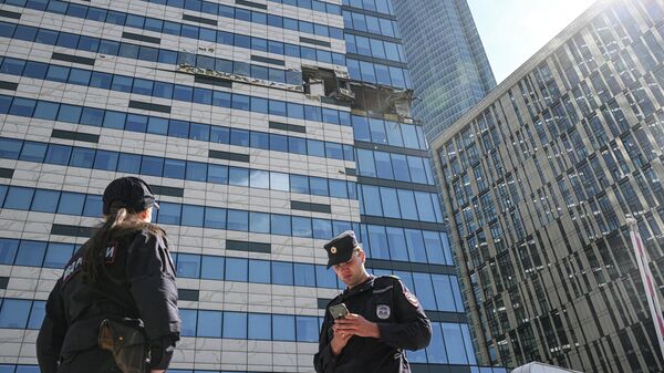 Сотрудники полиции у поврежденного здания делового центра Москва-сити в результате атаки украинских беспилотников - اسپوتنیک ایران  