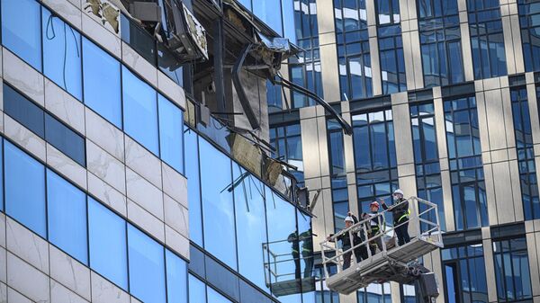 Работники следственных органов осматривают повреждения в здании делового центра Москва-сити в результате атаки украинских беспилотников - اسپوتنیک ایران  