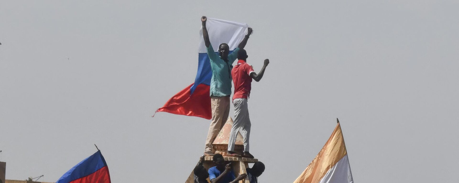 Протестующие с российскими флагами в Нигере - اسپوتنیک ایران  , 1920, 05.08.2023