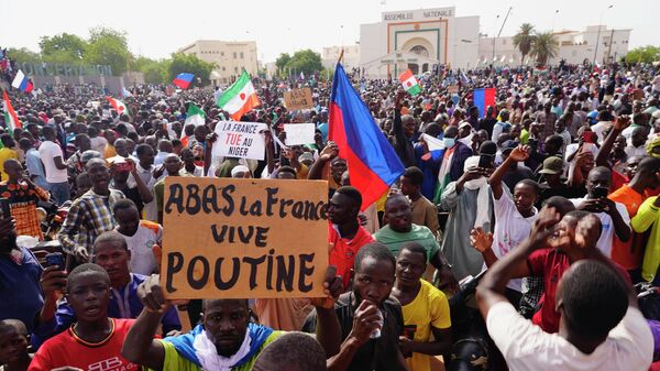 در نیجر هزاران نفر در خیابان ها خروج نیروهای فرانسوی را جشن گرفتند - اسپوتنیک ایران  