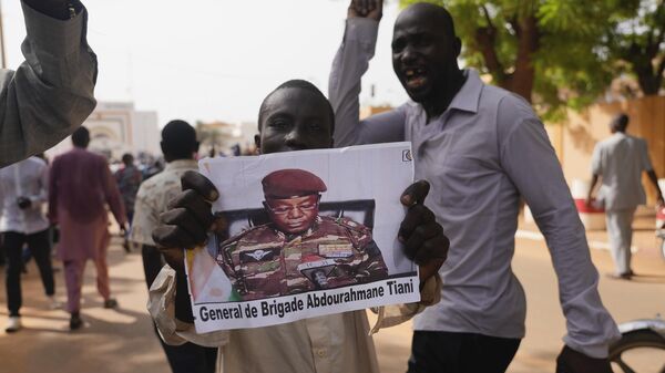 Нигерийцы участвуют в марше, организованном сторонниками лидера государственного переворота генерала Дж. Абдурахман Кьянти, на фото, в Ниамее - اسپوتنیک ایران  