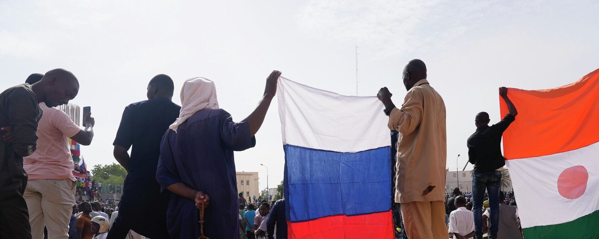 Нигерийцы с российским флагом в руках участвуют в марше, организованном сторонниками лидера государственного переворота генерала Дж. Абдурахман Кьянти в Ниамее - اسپوتنیک ایران  , 1920, 01.08.2023