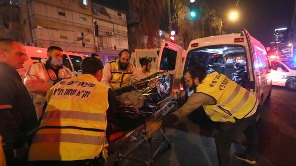 Сотрудники службы экстренной помощи Израиля эвакуируют тело с места стрельбы в Бней-Браке - اسپوتنیک ایران  