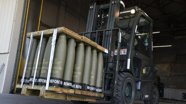 Погрузка снарядов 155 мм для отправки на Украину на базе ВВС Довер, штат Делавэр, США - اسپوتنیک ایران  