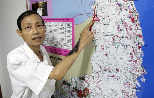 نگوین ون کوی، 52 ساله، روی نقشه ای به منطقه کونتوم در مرکز ویتنام اشاره می کند که با رنگ قرمز نشان می دهد که نیروهای ایالات متحده کجا هستند.   - اسپوتنیک ایران  