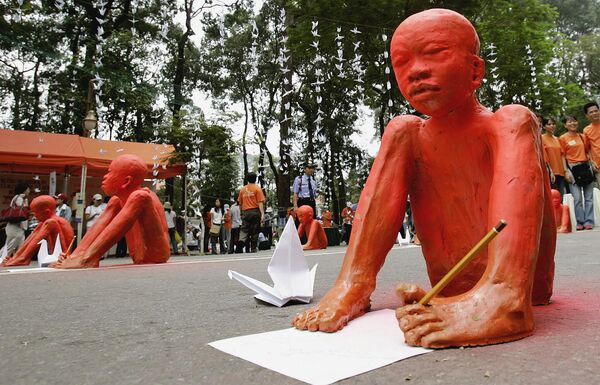 آثار مجسمه‌سازی دانش‌آموزان محلی که به نمایندگی از کودکان معلول قربانی &quot;عامل نارنجی&quot; استفاده شده توسط ارتش ایالات متحده در طول جنگ ویتنام در یکی از خیابان‌های هوشی مین سیتی حمایت می کنند.  - اسپوتنیک ایران  