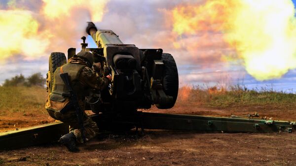 A serviceman of Russian private military company Wagner Group shoots from a 122 mm D30 howitzer at the Ukrainian positions, as Russia's military operation in Ukraine continues, in the suburbs of Bakhmut, Donetsk People's Republic - اسپوتنیک ایران  