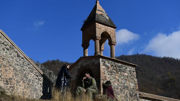 Верующие у церкви монастыря Дадиванк в Нагорном Карабахе - اسپوتنیک ایران  