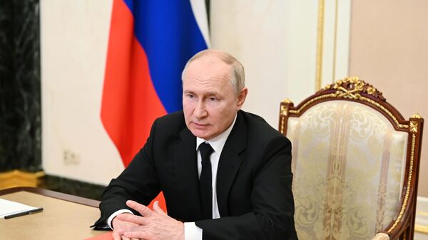 Президент РФ Владимир Путин проводит в режиме видеоконференции оперативное совещание с постоянными членами Совета безопасности РФ - اسپوتنیک ایران  