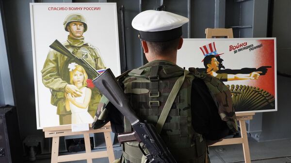یک سرباز در کشتی بزرگ ایوان گرن که در آن نمایشگاهی از غنائم عملیات ویژه نظامی در سن پترزبورگ  برگزار شده است - اسپوتنیک ایران  