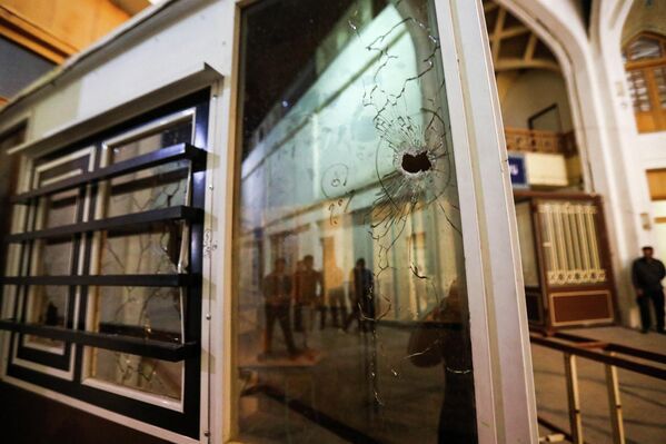 اثرات تصادم گلوله با شیشه پنجره در زمان حمله تروریستی به شاهچراغ شیراز. - اسپوتنیک ایران  