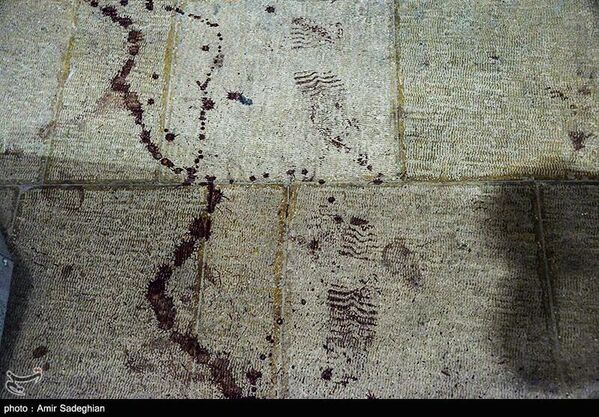 Кровавый след на месте стрельбы в мавзолее Шах-Черах в иранском Ширазе - اسپوتنیک ایران  