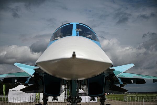 جنگنده بمب افکن Su-34 نیروی هوافضای روسیه در همایش بین المللی نظامی-فناوری ارمیا-2023 در مرکز کنگره و نمایشگاه پاتریوت. - اسپوتنیک ایران  