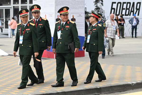 افسران ارتش آزادیبخش خلق چین در همایش بین المللی نظامی-فناوری ارمیا-2023 - اسپوتنیک ایران  